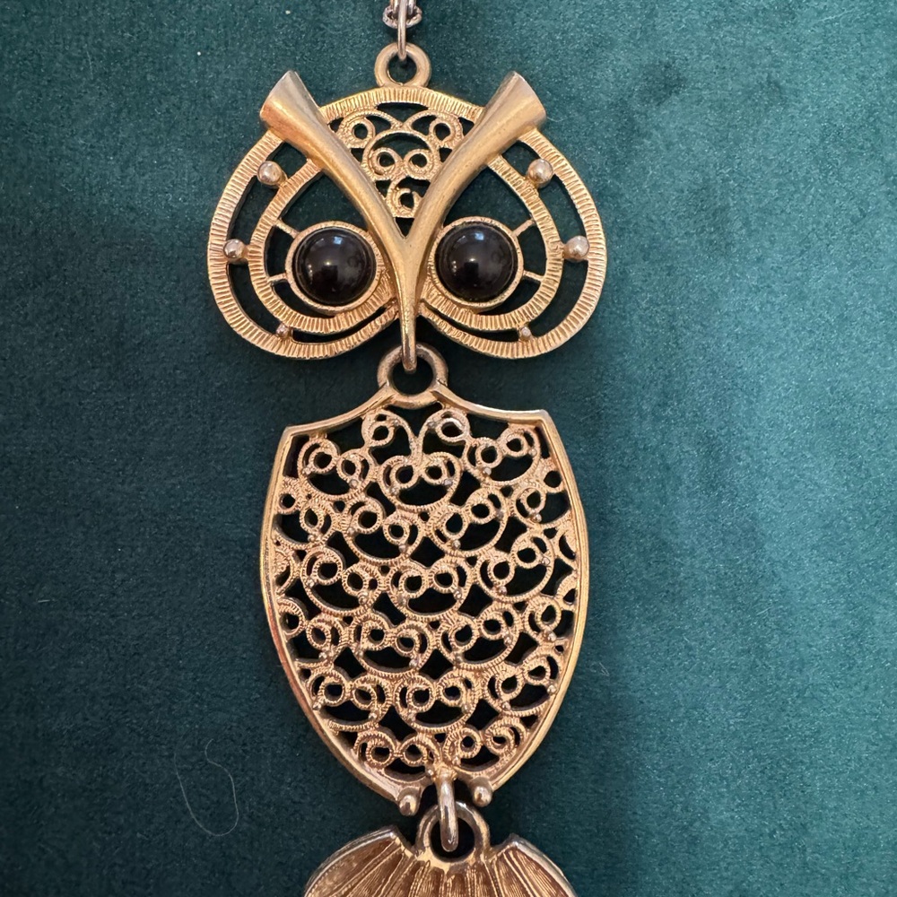 Sarah Coventry vintage Gold Owl Pendant Necklace hinged at neck and tail 1974
